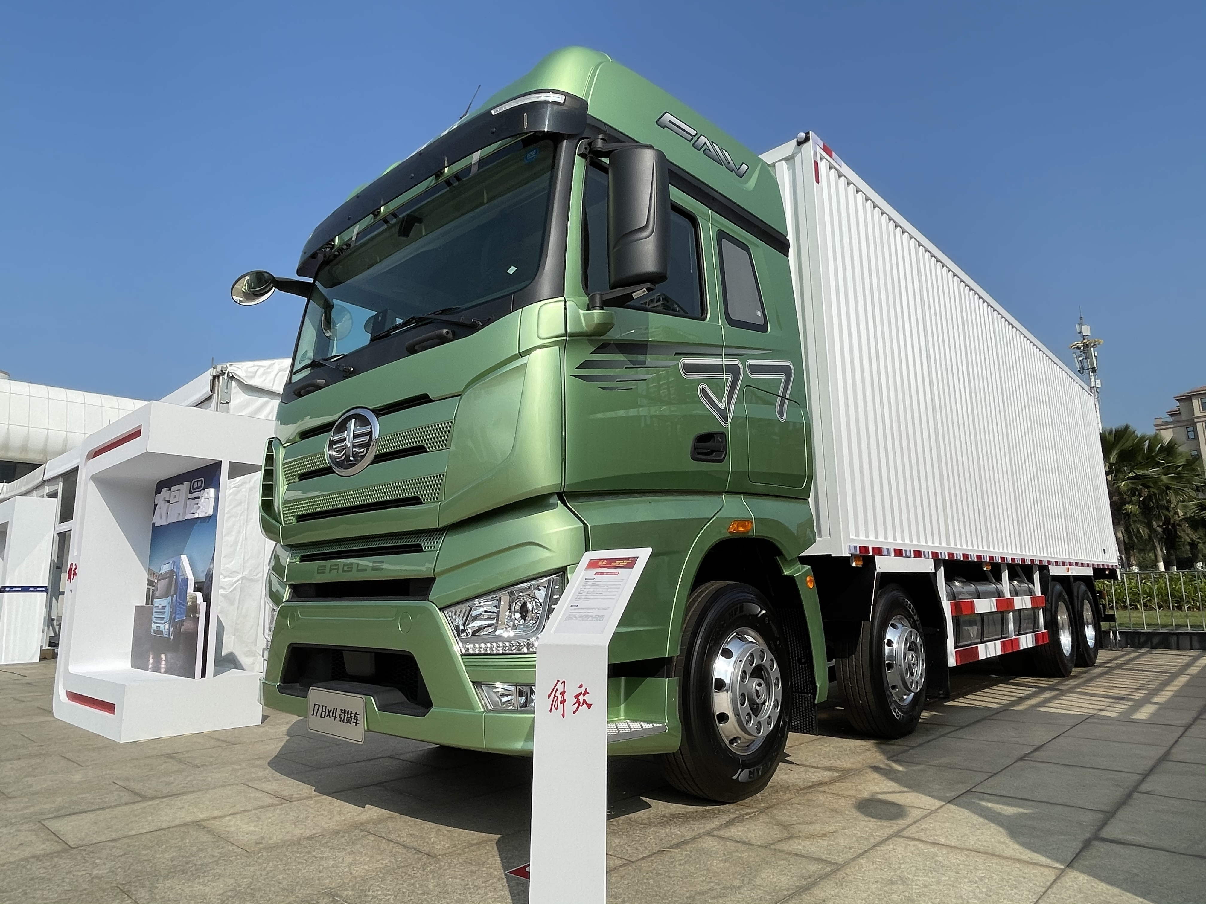 【第一商用車網(wǎng) 原創(chuàng)】12月，商用車行業(yè)進(jìn)入了歲末的“年會季”。年會對于各家企業(yè)來說就像是一場精心準(zhǔn)備的“匯報(bào)表演”，對關(guān)心卡車行業(yè)的卡車迷來說則是一次大飽眼福的“視覺盛宴”。12月9日，一汽解放2021商務(wù)年會將在海南?？谑⒋髥⒛弧１敬文陼?，共有59款車型亮相，車型涵蓋了一汽解放在牽引車、載貨車、自卸車和專用車四個(gè)領(lǐng)域，涉及物流運(yùn)輸、工程運(yùn)輸、危化品運(yùn)輸、快遞運(yùn)輸、資源運(yùn)輸、港口運(yùn)輸、農(nóng)副運(yùn)輸、市政專用等10大運(yùn)輸場景；新能源、智能車、核心總成集體亮相，其中不乏一汽解放的旗艦產(chǎn)品以及明年即將推出的戰(zhàn)略新品，堪稱規(guī)模盛大，陣容空前。