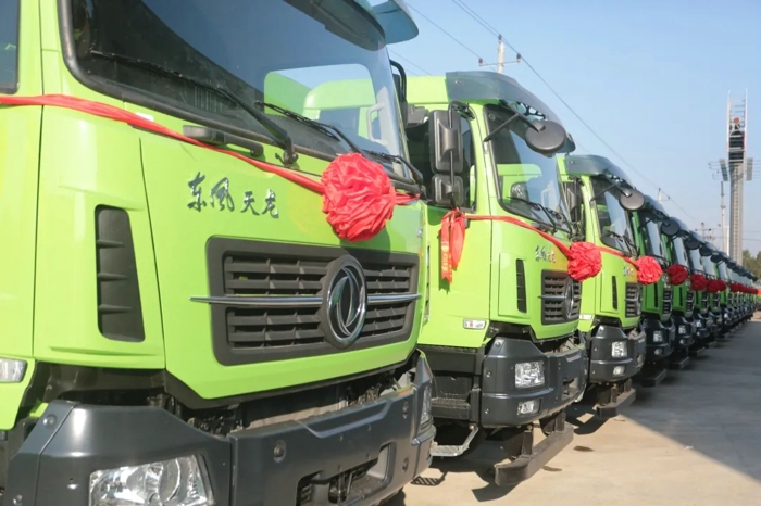 2020年1月2日,39臺(tái)國六東風(fēng)天龍KC,智能環(huán)保渣土車交車儀式,在江南名城九江隆重舉行.

