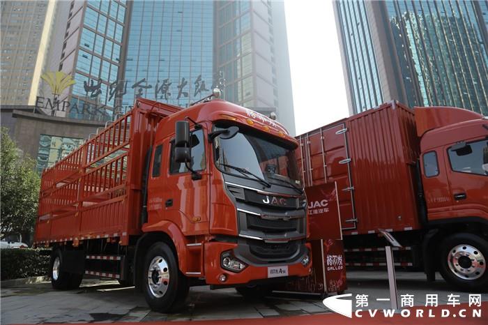 2020年，中國(guó)重卡市場(chǎng)以超160萬(wàn)輛的超級(jí)表現(xiàn)收官，自4月份開(kāi)始創(chuàng)造了“九連增”奇跡。2021年，重卡市場(chǎng)會(huì)以怎樣的表現(xiàn)開(kāi)局呢？