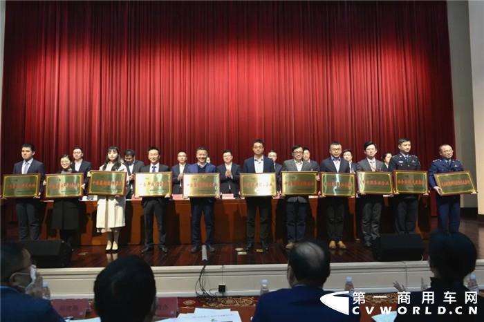 江蘇重塑科技總經理付濤（前排左六）代表公司領取“常熟市2020年度十佳創(chuàng)新創(chuàng)業(yè)企業(yè)”榮譽獎牌_副本.jpg