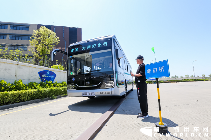 四月的浙江大地，因一場公交駕駛員節(jié)能技術(shù)大賽而生機(jī)盎然。金華、溫州、湖州、寧波等地區(qū)的公交公司精英駕駛員上演了強(qiáng)者間的PK。