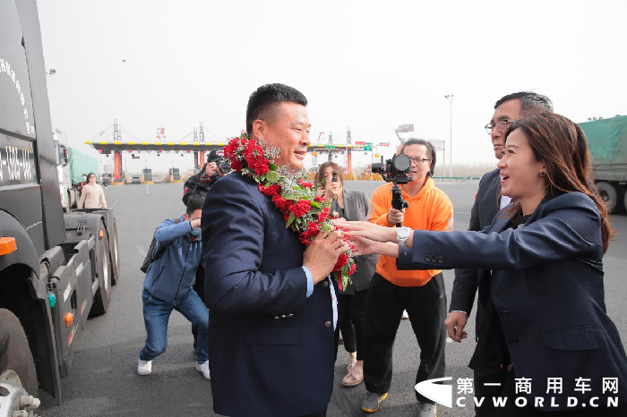 4月27日，由耿開學(xué)駕駛的55周年紀(jì)念版J6，由鄭州出發(fā)，歷時4天5地，行駛1800公里，跨越大半個中國，于下午三點半順利抵達(dá)長春。