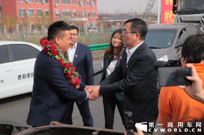 4月27日，由耿開學(xué)駕駛的55周年紀(jì)念版J6，由鄭州出發(fā)，歷時4天5地，行駛1800公里，跨越大半個中國，于下午三點半順利抵達(dá)長春。