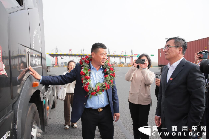 4月27日，由耿開學(xué)駕駛的55周年紀(jì)念版J6，由鄭州出發(fā)，歷時4天5地，行駛1800公里，跨越大半個中國，于下午三點半順利抵達(dá)長春。