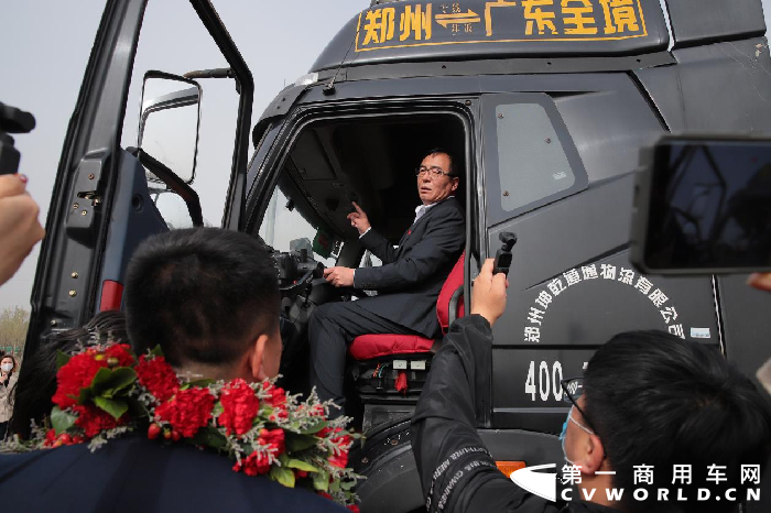4月27日，由耿開學(xué)駕駛的55周年紀(jì)念版J6，由鄭州出發(fā)，歷時4天5地，行駛1800公里，跨越大半個中國，于下午三點半順利抵達(dá)長春。
