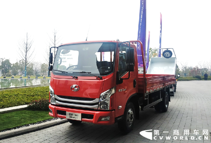 【第一商用車網 原創(chuàng)】自“大噸小標，輕卡不輕”的“雷”被引爆后，交管部門對于超載超限的治理愈發(fā)嚴格，各輕卡企業(yè)或品牌推出合規(guī)車型的速度也在加快。