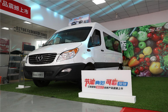 5月22日，江淮星銳國六新品在四川煥新上市，售價(jià)13.77~18.77萬元。本次上市產(chǎn)品為江淮星銳中軸國六全新產(chǎn)品，涵蓋江淮星銳捷運(yùn)王及節(jié)油王系列車型，以“節(jié)油、高效、可靠”的核心優(yōu)勢(shì)打造了歐系輕客的全新價(jià)值標(biāo)桿。