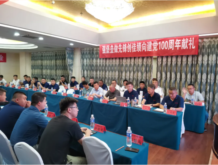 在中國共產(chǎn)黨建黨百年之際，京津冀大區(qū)于2021年7月2日在張家口藝海國際商務(wù)大酒店召開北奔重汽京津冀大區(qū)2021年下半年市場啟動會暨新能源產(chǎn)品作戰(zhàn)會，總結(jié)2021年上半年京津冀大區(qū)市場運營情況及法規(guī)切換情況，展望2021年下半年規(guī)劃市場布局、布置任務(wù)指標(biāo)，吹響下半年戰(zhàn)斗的號角。