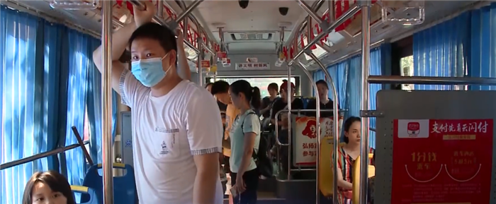 自中車電動(dòng)黨委下發(fā)聯(lián)合客戶將新巴客打造成為向市民宣傳“四史”的“紅色課堂”以來，客車事業(yè)部黨委積極響應(yīng)。近期，運(yùn)行在岳陽紅色文化主題專線的“新巴客”，成為岳陽市黨史流動(dòng)課堂，贏得市民們紛紛點(diǎn)贊。