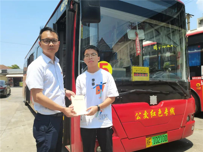 自中車電動(dòng)黨委下發(fā)聯(lián)合客戶將新巴客打造成為向市民宣傳“四史”的“紅色課堂”以來，客車事業(yè)部黨委積極響應(yīng)。近期，運(yùn)行在岳陽紅色文化主題專線的“新巴客”，成為岳陽市黨史流動(dòng)課堂，贏得市民們紛紛點(diǎn)贊。