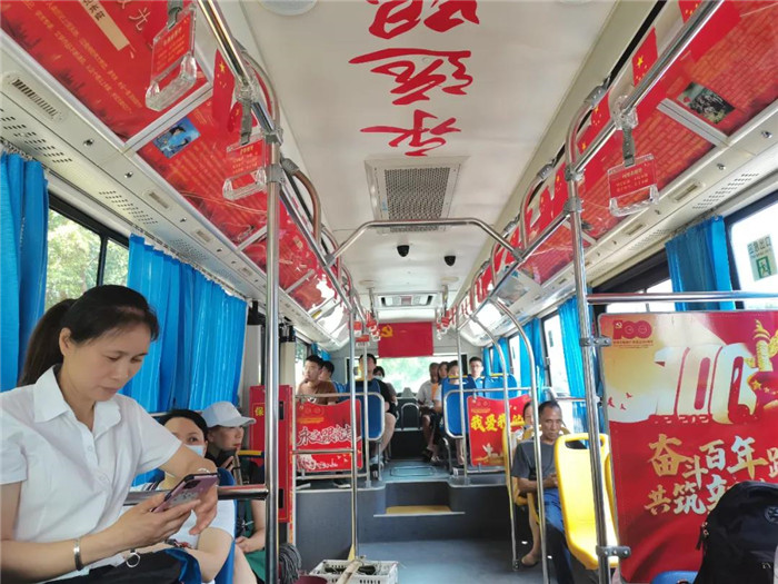 自中車電動(dòng)黨委下發(fā)聯(lián)合客戶將新巴客打造成為向市民宣傳“四史”的“紅色課堂”以來，客車事業(yè)部黨委積極響應(yīng)。近期，運(yùn)行在岳陽紅色文化主題專線的“新巴客”，成為岳陽市黨史流動(dòng)課堂，贏得市民們紛紛點(diǎn)贊。