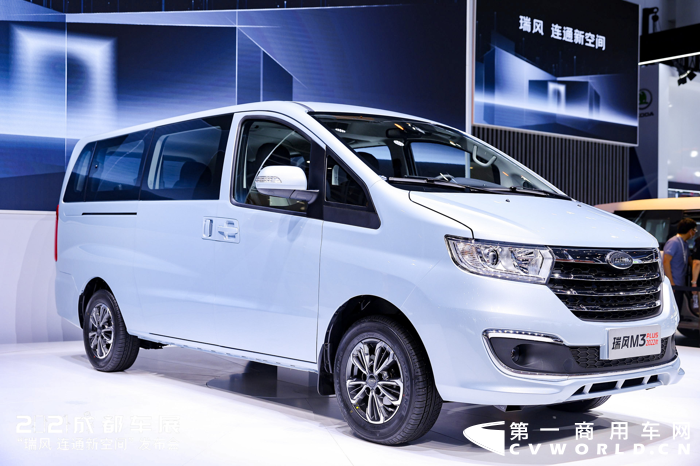 瑞風(fēng)M3 2022款，搭載兩種動(dòng)力1.8L和1.5T，共4款車型，新車價(jià)格8.28萬--9.08萬區(qū)間。