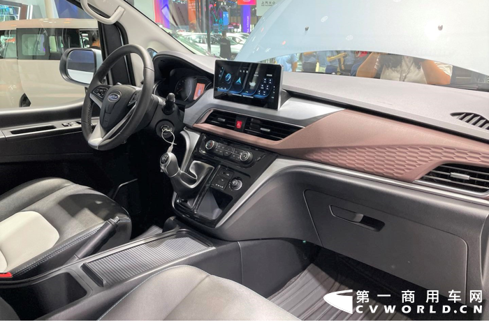 瑞風(fēng)M3 2022款，搭載兩種動(dòng)力1.8L和1.5T，共4款車型，新車價(jià)格8.28萬--9.08萬區(qū)間。