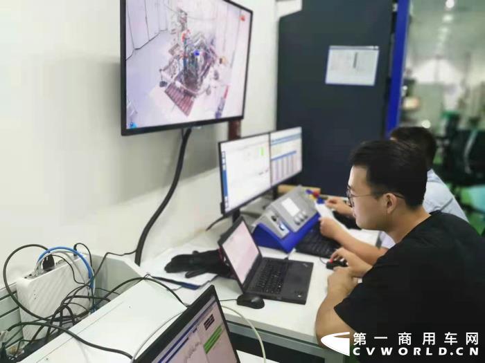 科研人員攻克技術(shù)難題.jpg