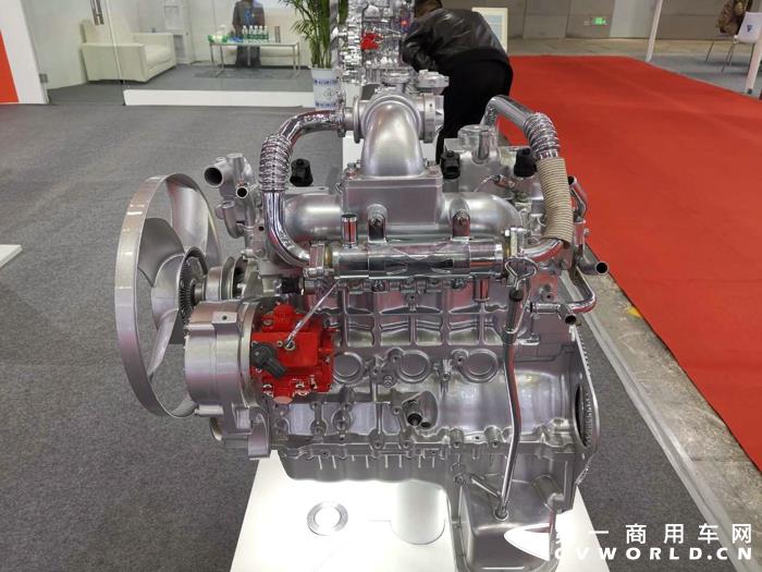 第一商用車網(wǎng)注意到，濰柴、玉柴、云內(nèi)、解放動(dòng)力、福田康明斯、上柴動(dòng)力、全柴動(dòng)力、五十鈴、蜂巢動(dòng)力和道依茨動(dòng)力等發(fā)動(dòng)機(jī)企業(yè)，攜旗下明星產(chǎn)品出擊此次內(nèi)燃機(jī)展會(huì)。