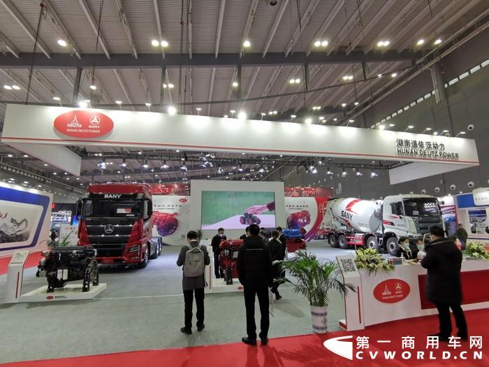 第一商用車網(wǎng)注意到，濰柴、玉柴、云內(nèi)、解放動(dòng)力、福田康明斯、上柴動(dòng)力、全柴動(dòng)力、五十鈴、蜂巢動(dòng)力和道依茨動(dòng)力等發(fā)動(dòng)機(jī)企業(yè)，攜旗下明星產(chǎn)品出擊此次內(nèi)燃機(jī)展會(huì)。