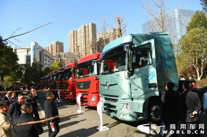 12月21日，以“預(yù)見(jiàn) 新生 創(chuàng)贏”為主題的東風(fēng)商用車(chē)有限公司2022經(jīng)銷(xiāo)商大會(huì)在十堰召開(kāi)。