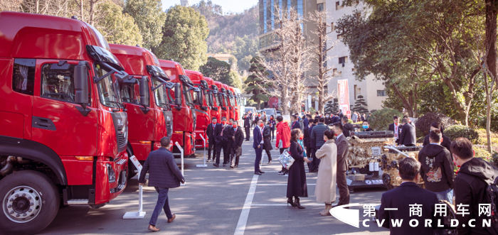 12月21日，以“預(yù)見(jiàn) 新生 創(chuàng)贏”為主題的東風(fēng)商用車(chē)有限公司2022經(jīng)銷(xiāo)商大會(huì)在十堰召開(kāi)。