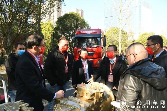 12月21日，以“預(yù)見(jiàn) 新生 創(chuàng)贏”為主題的東風(fēng)商用車(chē)有限公司2022經(jīng)銷(xiāo)商大會(huì)在十堰召開(kāi)。