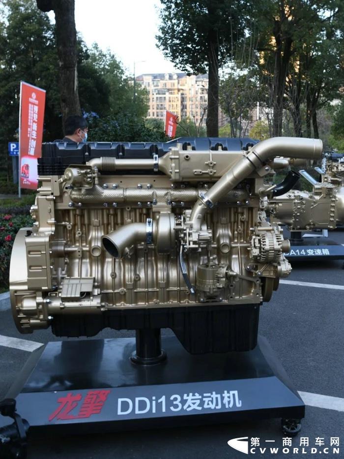 12月21日，以“預(yù)見(jiàn) 新生 創(chuàng)贏”為主題的東風(fēng)商用車(chē)有限公司2022經(jīng)銷(xiāo)商大會(huì)在十堰召開(kāi)。