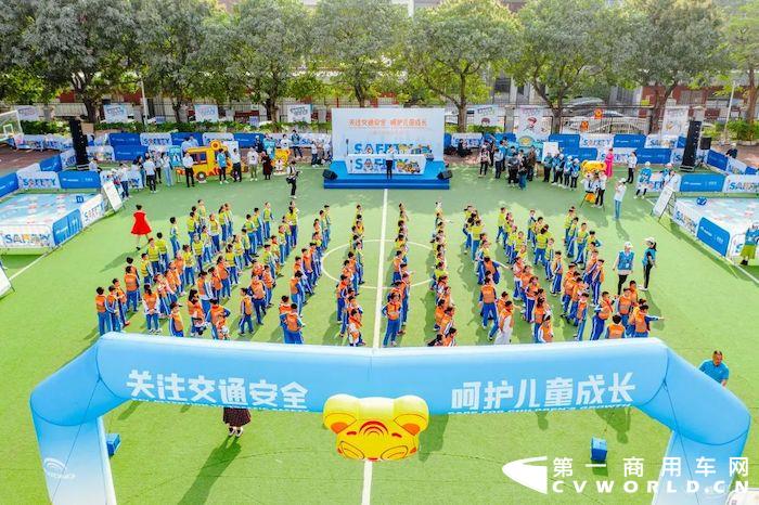 隨著宇通客車、宇通重工相繼公布2021年度業(yè)績報告，宇通集團旗下兩家上市公司均已交出了最新年度成績單。過去一年，面對嚴峻復(fù)雜的外部環(huán)境和各種不利因素，兩家上市公司均實現(xiàn)了營收、凈利雙增。
