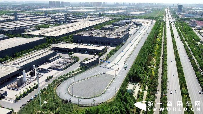 隨著宇通客車、宇通重工相繼公布2021年度業(yè)績報告，宇通集團旗下兩家上市公司均已交出了最新年度成績單。過去一年，面對嚴峻復(fù)雜的外部環(huán)境和各種不利因素，兩家上市公司均實現(xiàn)了營收、凈利雙增。