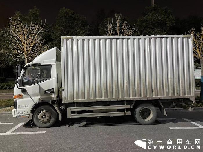 【第一商用車網(wǎng) 原創(chuàng)】近日，第一商用車王小編采訪了河南周口的江淮“藍(lán)牌1號”帥鈴輕卡司機(jī)張大任，作為一名卡車司機(jī)，他目前專門從事學(xué)校食堂食材配送工作。同時作為一名父親，他會有怎樣的看法和初心，同時又會有怎樣的用車體驗(yàn)?zāi)兀?></a></li><li><a href=
