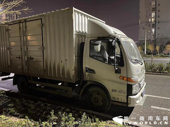 【第一商用車網(wǎng) 原創(chuàng)】近日，第一商用車王小編采訪了河南周口的江淮“藍(lán)牌1號”帥鈴輕卡司機(jī)張大任，作為一名卡車司機(jī)，他目前專門從事學(xué)校食堂食材配送工作。同時作為一名父親，他會有怎樣的看法和初心，同時又會有怎樣的用車體驗(yàn)?zāi)兀?></a></li><li><a href=