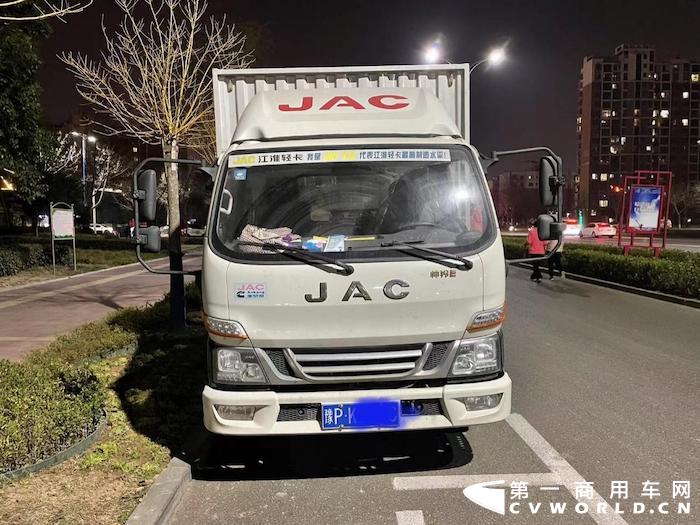 【第一商用車網(wǎng) 原創(chuàng)】近日，第一商用車王小編采訪了河南周口的江淮“藍(lán)牌1號”帥鈴輕卡司機(jī)張大任，作為一名卡車司機(jī)，他目前專門從事學(xué)校食堂食材配送工作。同時作為一名父親，他會有怎樣的看法和初心，同時又會有怎樣的用車體驗(yàn)?zāi)兀?></a></li><li><a href=