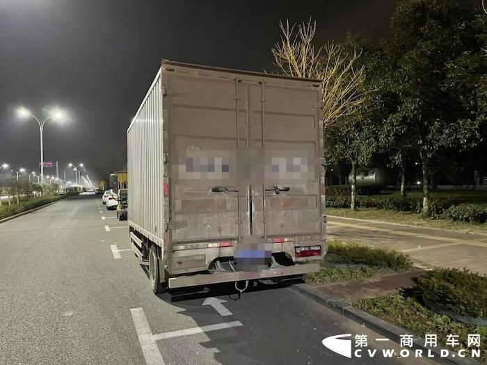 【第一商用車網(wǎng) 原創(chuàng)】近日，第一商用車王小編采訪了河南周口的江淮“藍(lán)牌1號”帥鈴輕卡司機(jī)張大任，作為一名卡車司機(jī)，他目前專門從事學(xué)校食堂食材配送工作。同時作為一名父親，他會有怎樣的看法和初心，同時又會有怎樣的用車體驗(yàn)?zāi)兀?></a></li>
</ul>
</div>
<div   id=
