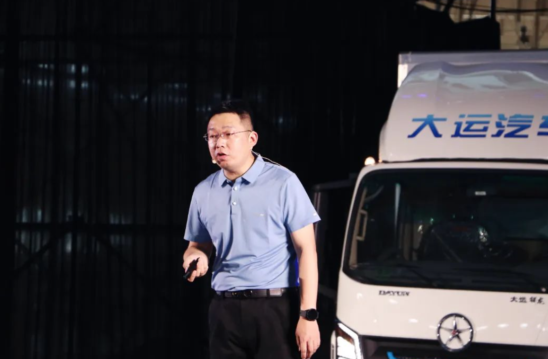 2022年6月21日，以“踐行雙碳戰(zhàn)略 煥新綠色動力”為主題的成都大運新能源2.0系列上市發(fā)布會在四川成都正式召開，活動現(xiàn)場在抖音、快手、視頻號等平臺同步直播，成都大運全新一代新能源卡車矩陣面向全國廣大用戶正式公開亮相，現(xiàn)場近百名嘉賓與各大直播間數(shù)萬名網(wǎng)友共同見證了這一盛會。