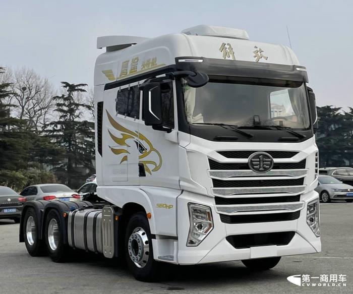 解放鷹途柴油牽引車，搭載解放CA6DM3發(fā)動機，最大560馬力，.jpg