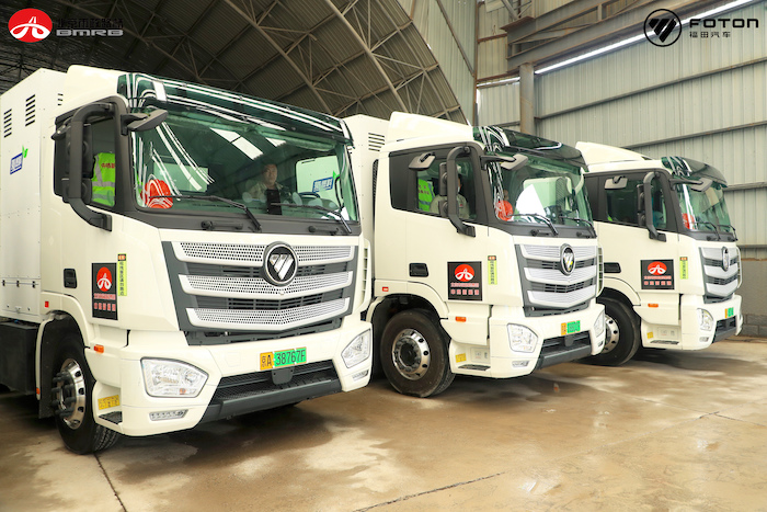 【第一商用車網(wǎng) 原創(chuàng)】日前，北京市首批氫燃料電池重卡交付運(yùn)營(yíng)儀式在北京大興舉行。此次，40輛智藍(lán)氫燃料電池重卡進(jìn)入正式運(yùn)行階段，是北京市相關(guān)部門(mén)大力引導(dǎo)建立氫能制、儲(chǔ)、運(yùn)、加、用全產(chǎn)業(yè)鏈建立保障機(jī)制下的全新成果，也是北京市推進(jìn)氫能產(chǎn)業(yè)在城建物流等場(chǎng)景應(yīng)用的先行樣板。