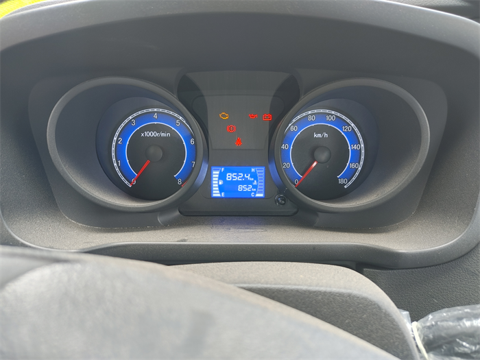 【第一商用車網(wǎng) 原創(chuàng)】從業(yè)40年，徐樹華鐘愛(ài)運(yùn)輸行業(yè)，并將其作為自己的“終身行業(yè)”。40年來(lái)，他前前后后換過(guò)多輛車，不過(guò)，今年6月份在國(guó)六新規(guī)和市場(chǎng)新變化下，他毅然決然地再度選擇了長(zhǎng)安跨越，這次的主角是跨越王X1微卡。