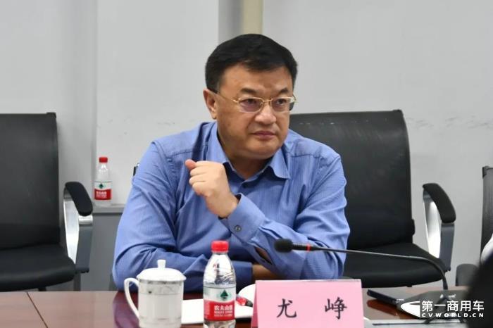 尤崢調(diào)研東風(fēng)商用車技術(shù)中心2.jpg