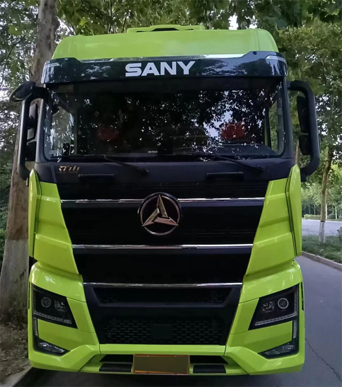 今年8月，已經(jīng)閑賦在家一月有余的卡車司機趙師傅，在刷視頻平臺時偶然看到三一新英雄旗艦版585的搶購活動。那時他本來已經(jīng)下定決心轉(zhuǎn)業(yè)，但出于多年的職業(yè)習慣他還是將信息瀏覽了一遍。不看不知道，一看嚇一跳，什么？旗艦車型只要34萬左右？！趙師傅再一看，還是大馬力、自動擋和各種頂級配件，看到這，趙師傅微微撫頷，隨即決定：“看來我還能再開車！”