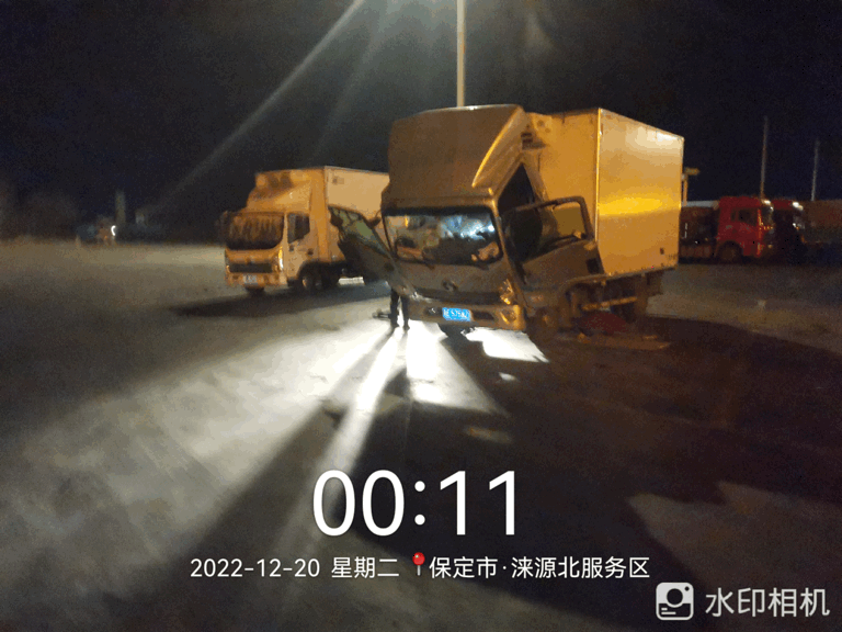 寒風(fēng)冬夜 陜汽輕卡救援服務(wù)暖人心2.gif