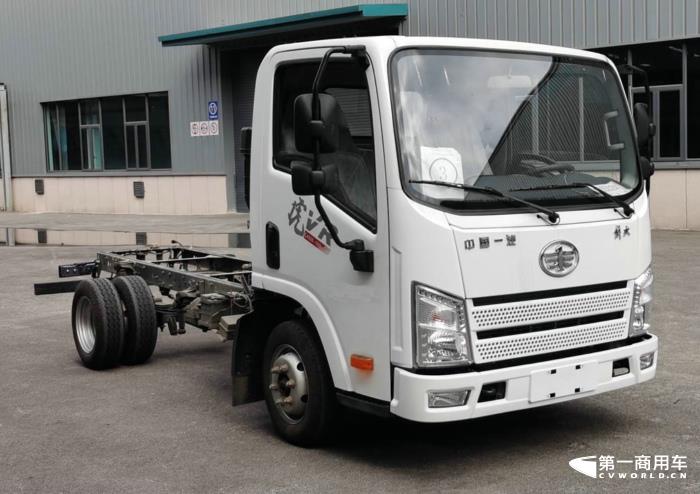 在工信部第367-368批新車(chē)申報(bào)公示中，解放又一次以全卡車(chē)陣容亮相，其中最吸引眼球莫過(guò)于包括J7燃?xì)鉅恳?chē)在內(nèi)的大馬力的牽引車(chē)產(chǎn)品組隊(duì)亮相，要知道，J7已經(jīng)連續(xù)缺席5批次新車(chē)公示了。
