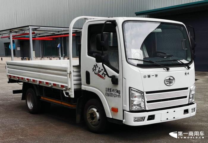 在工信部第367-368批新車(chē)申報(bào)公示中，解放又一次以全卡車(chē)陣容亮相，其中最吸引眼球莫過(guò)于包括J7燃?xì)鉅恳?chē)在內(nèi)的大馬力的牽引車(chē)產(chǎn)品組隊(duì)亮相，要知道，J7已經(jīng)連續(xù)缺席5批次新車(chē)公示了。