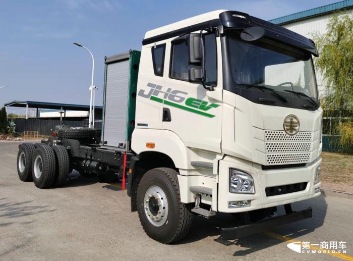 在工信部第367-368批新車(chē)申報(bào)公示中，解放又一次以全卡車(chē)陣容亮相，其中最吸引眼球莫過(guò)于包括J7燃?xì)鉅恳?chē)在內(nèi)的大馬力的牽引車(chē)產(chǎn)品組隊(duì)亮相，要知道，J7已經(jīng)連續(xù)缺席5批次新車(chē)公示了。