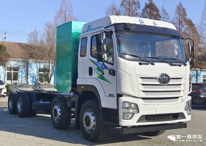 在工信部第367-368批新車(chē)申報(bào)公示中，解放又一次以全卡車(chē)陣容亮相，其中最吸引眼球莫過(guò)于包括J7燃?xì)鉅恳?chē)在內(nèi)的大馬力的牽引車(chē)產(chǎn)品組隊(duì)亮相，要知道，J7已經(jīng)連續(xù)缺席5批次新車(chē)公示了。