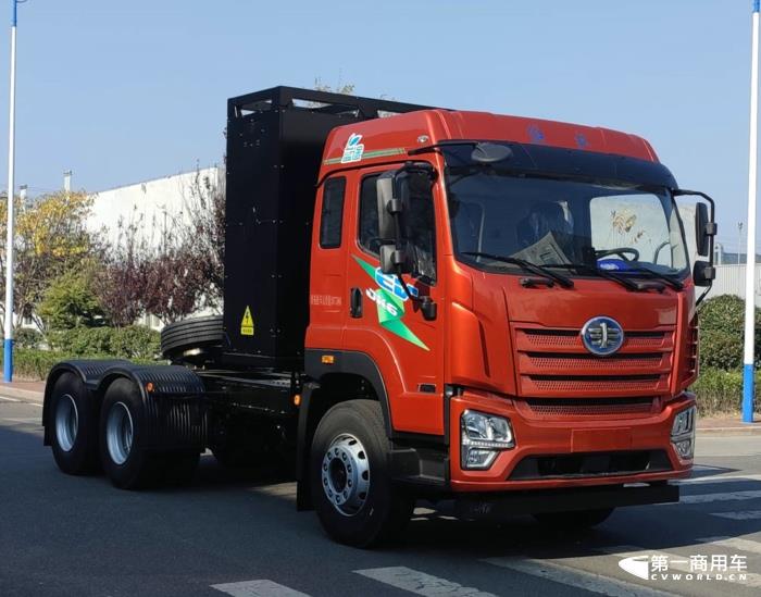 在工信部第367-368批新車(chē)申報(bào)公示中，解放又一次以全卡車(chē)陣容亮相，其中最吸引眼球莫過(guò)于包括J7燃?xì)鉅恳?chē)在內(nèi)的大馬力的牽引車(chē)產(chǎn)品組隊(duì)亮相，要知道，J7已經(jīng)連續(xù)缺席5批次新車(chē)公示了。