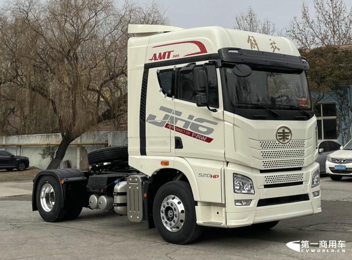 在工信部第367-368批新車(chē)申報(bào)公示中，解放又一次以全卡車(chē)陣容亮相，其中最吸引眼球莫過(guò)于包括J7燃?xì)鉅恳?chē)在內(nèi)的大馬力的牽引車(chē)產(chǎn)品組隊(duì)亮相，要知道，J7已經(jīng)連續(xù)缺席5批次新車(chē)公示了。