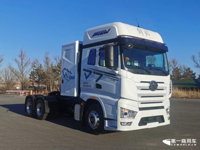 在工信部第367-368批新車(chē)申報(bào)公示中，解放又一次以全卡車(chē)陣容亮相，其中最吸引眼球莫過(guò)于包括J7燃?xì)鉅恳?chē)在內(nèi)的大馬力的牽引車(chē)產(chǎn)品組隊(duì)亮相，要知道，J7已經(jīng)連續(xù)缺席5批次新車(chē)公示了。