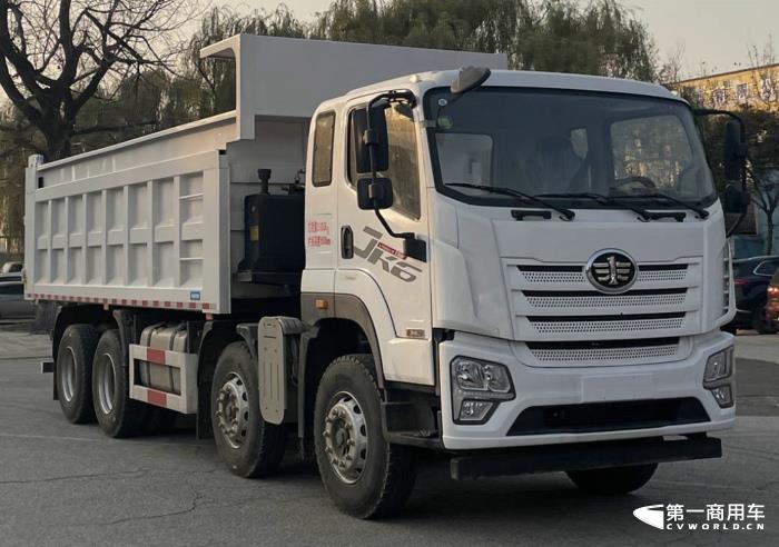 在工信部第367-368批新車(chē)申報(bào)公示中，解放又一次以全卡車(chē)陣容亮相，其中最吸引眼球莫過(guò)于包括J7燃?xì)鉅恳?chē)在內(nèi)的大馬力的牽引車(chē)產(chǎn)品組隊(duì)亮相，要知道，J7已經(jīng)連續(xù)缺席5批次新車(chē)公示了。