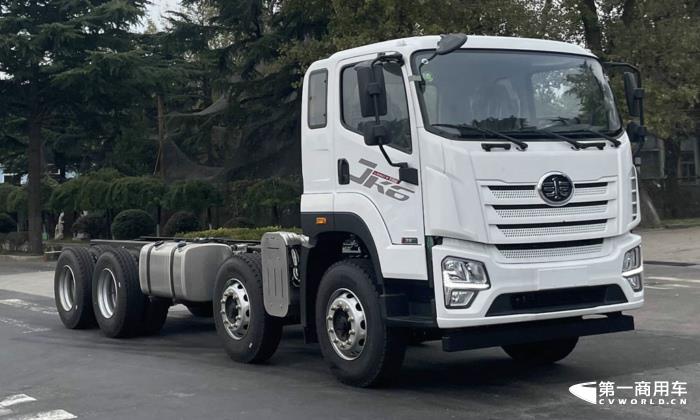 在工信部第367-368批新車(chē)申報(bào)公示中，解放又一次以全卡車(chē)陣容亮相，其中最吸引眼球莫過(guò)于包括J7燃?xì)鉅恳?chē)在內(nèi)的大馬力的牽引車(chē)產(chǎn)品組隊(duì)亮相，要知道，J7已經(jīng)連續(xù)缺席5批次新車(chē)公示了。