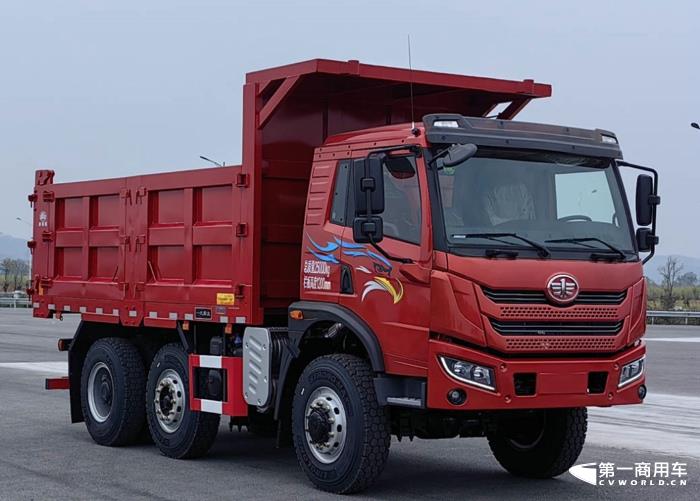 在工信部第367-368批新車(chē)申報(bào)公示中，解放又一次以全卡車(chē)陣容亮相，其中最吸引眼球莫過(guò)于包括J7燃?xì)鉅恳?chē)在內(nèi)的大馬力的牽引車(chē)產(chǎn)品組隊(duì)亮相，要知道，J7已經(jīng)連續(xù)缺席5批次新車(chē)公示了。