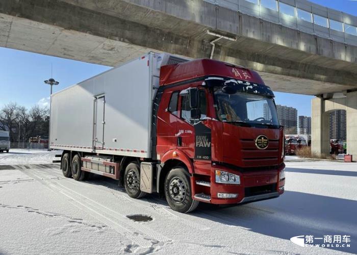 在工信部第367-368批新車(chē)申報(bào)公示中，解放又一次以全卡車(chē)陣容亮相，其中最吸引眼球莫過(guò)于包括J7燃?xì)鉅恳?chē)在內(nèi)的大馬力的牽引車(chē)產(chǎn)品組隊(duì)亮相，要知道，J7已經(jīng)連續(xù)缺席5批次新車(chē)公示了。