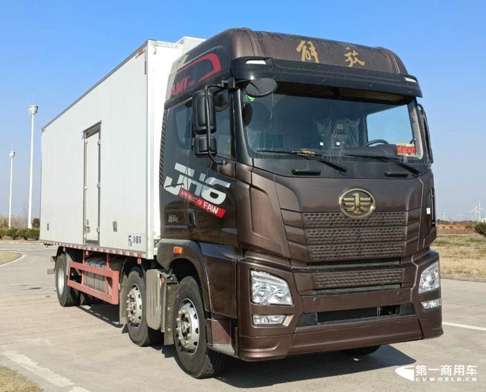 在工信部第367-368批新車(chē)申報(bào)公示中，解放又一次以全卡車(chē)陣容亮相，其中最吸引眼球莫過(guò)于包括J7燃?xì)鉅恳?chē)在內(nèi)的大馬力的牽引車(chē)產(chǎn)品組隊(duì)亮相，要知道，J7已經(jīng)連續(xù)缺席5批次新車(chē)公示了。