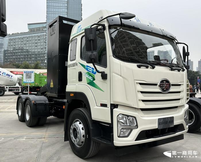 在工信部第367-368批新車(chē)申報(bào)公示中，解放又一次以全卡車(chē)陣容亮相，其中最吸引眼球莫過(guò)于包括J7燃?xì)鉅恳?chē)在內(nèi)的大馬力的牽引車(chē)產(chǎn)品組隊(duì)亮相，要知道，J7已經(jīng)連續(xù)缺席5批次新車(chē)公示了。